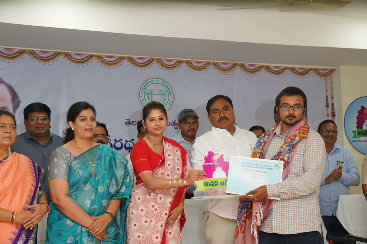 EDRBRS's tweet photo. హనుమకొండ - చింటగట్టులోని మిషన్ భగీరథ కార్యాలయంలో ఇటీవల కేంద్ర ప్రభుత్వం ప్రకటించిన అవార్డుల్లో మిషన్ భగీరథ అనేక అవార్డులు సాధించిన సందర్భంగా, ఆ శాఖకు చెందిన పలువురు ఇంజనీరింగ్, ఇతర అధికారులను @SmitaSabharwal గారితో కలిసి ఘనంగా సన్మానించి, అభినందించడం జరిగింది. https://t.co/BmNEQzAMoa