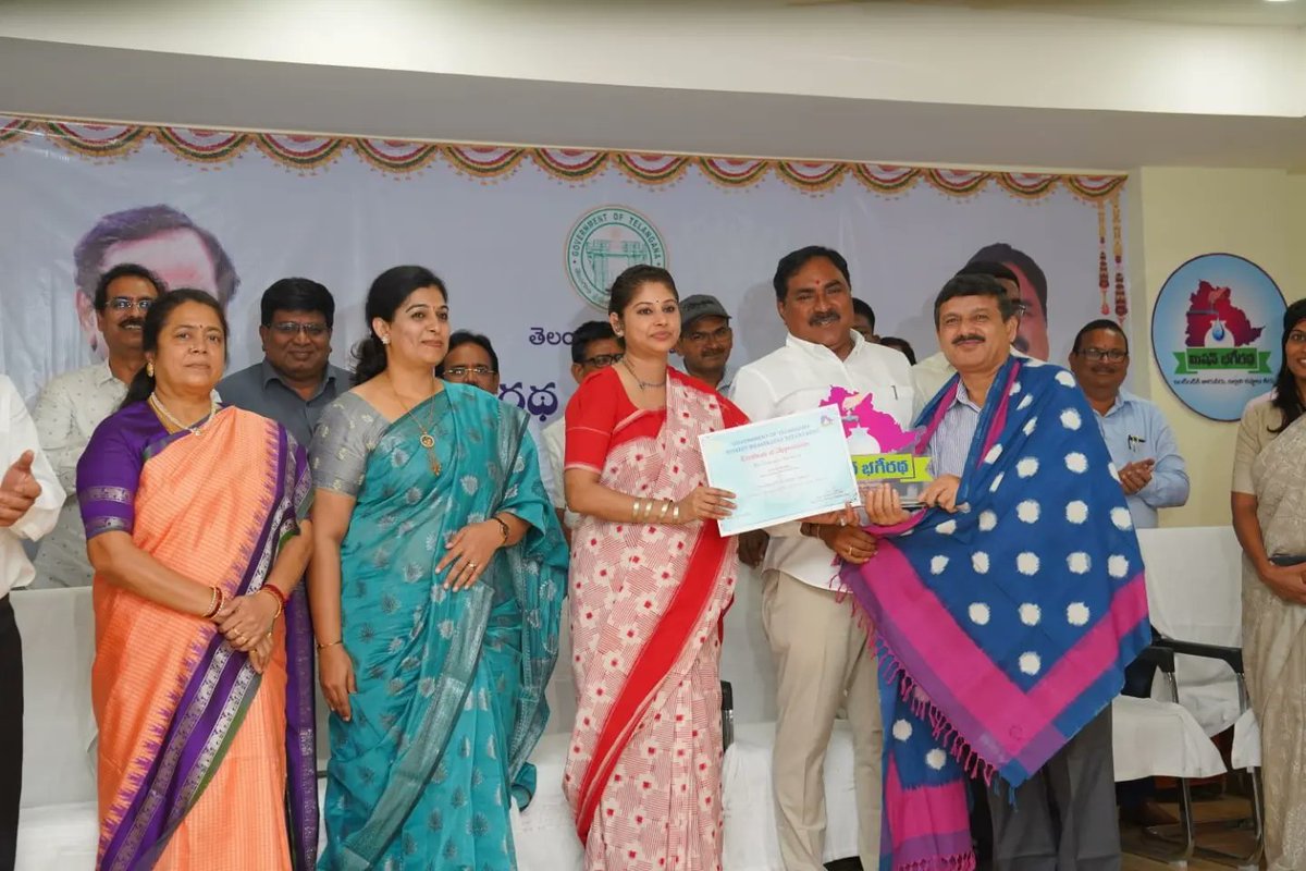 EDRBRS's tweet photo. హనుమకొండ - చింటగట్టులోని మిషన్ భగీరథ కార్యాలయంలో ఇటీవల కేంద్ర ప్రభుత్వం ప్రకటించిన అవార్డుల్లో మిషన్ భగీరథ అనేక అవార్డులు సాధించిన సందర్భంగా, ఆ శాఖకు చెందిన పలువురు ఇంజనీరింగ్, ఇతర అధికారులను @SmitaSabharwal గారితో కలిసి ఘనంగా సన్మానించి, అభినందించడం జరిగింది. https://t.co/BmNEQzAMoa