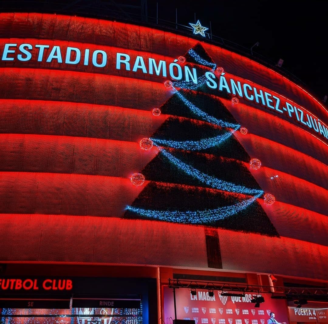 Tai_japh's tweet image. Most beautiful football stadiums (no precise order) 🏟 in Europe. A Thread.
1. Estadio Ramón Sánchez Pizjuán. Home to @SevillaFC 
Capacity 43,883.