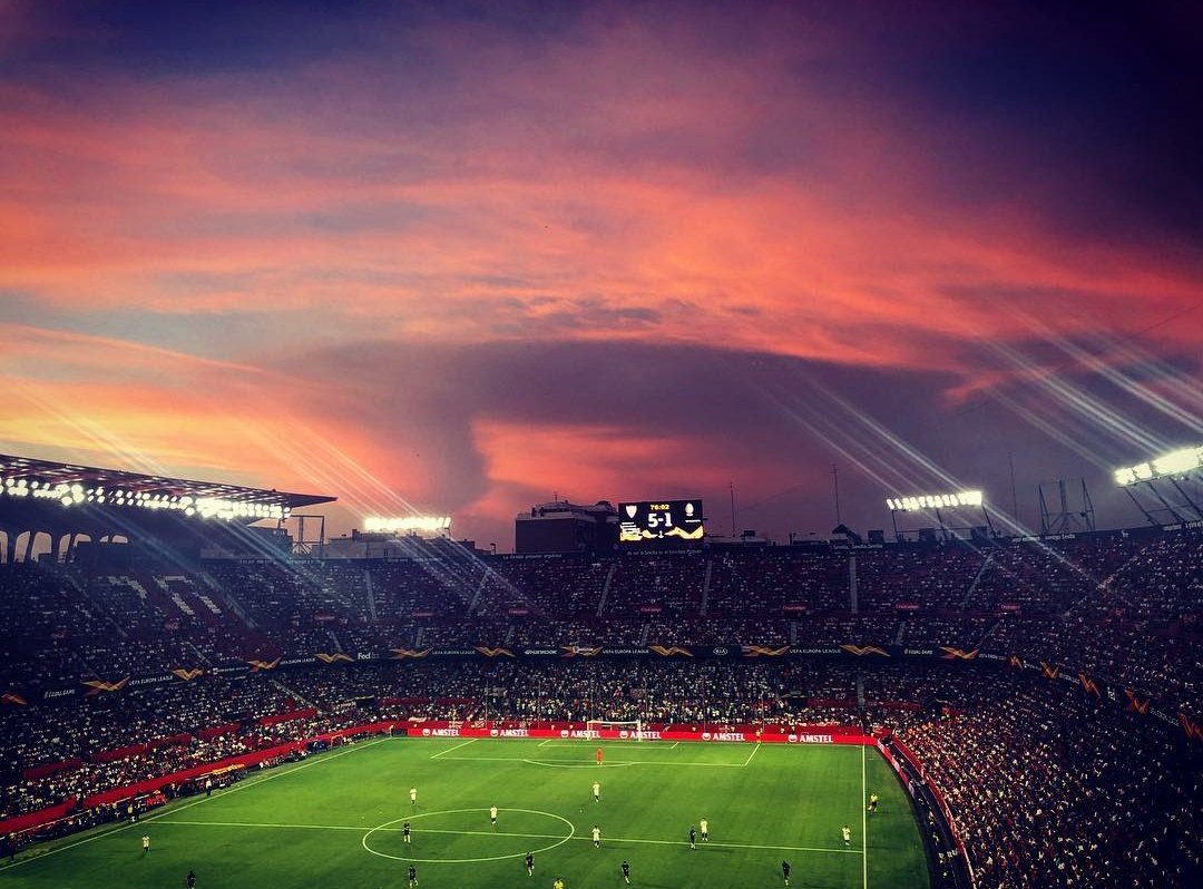 Tai_japh's tweet image. Most beautiful football stadiums (no precise order) 🏟 in Europe. A Thread.
1. Estadio Ramón Sánchez Pizjuán. Home to @SevillaFC 
Capacity 43,883.