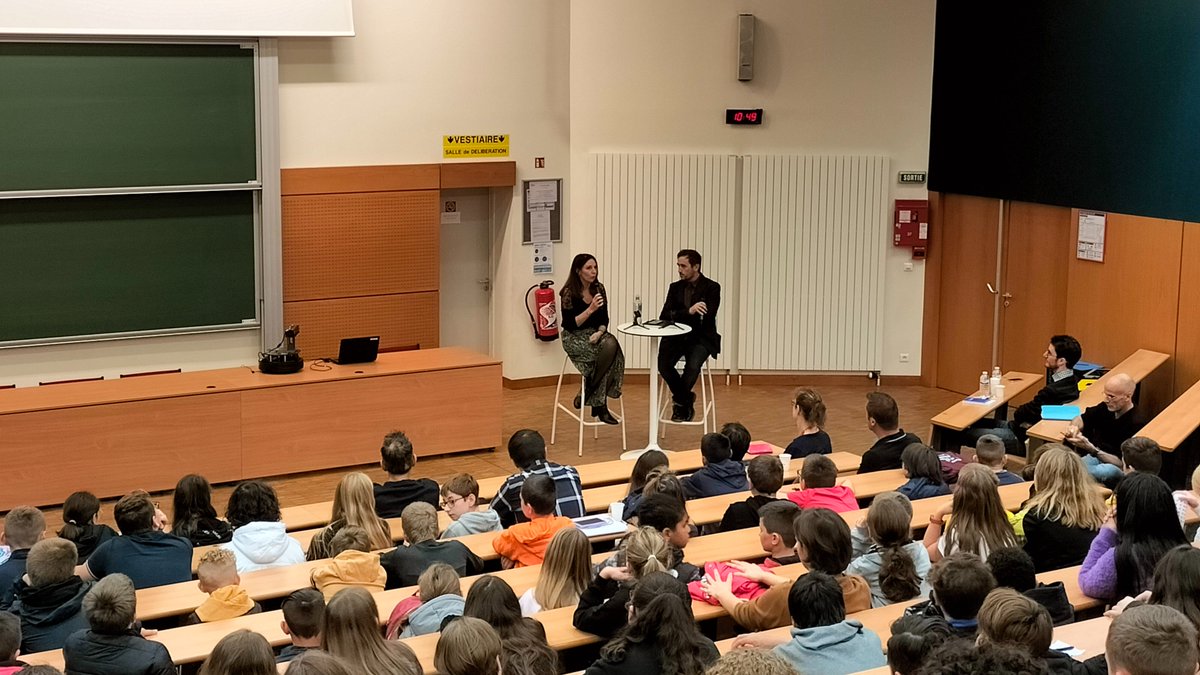 labo_Loria's tweet photo. #FDS2022 - @FstNancy
🤖 300 scolaires, amphi plein pour le procès du robot !
Une pièce de théâtre scientifique pour aborder l'#IA, la #robotique, les drones &amp; déjouer les idées reçues
🤗 Merci @CracheTexte &amp; nos experts @DidelotAnne  @AntoineDelefor1 &amp; @snowakowski !
@Inria_Nancy https://t.co/BlzZuMgPgB