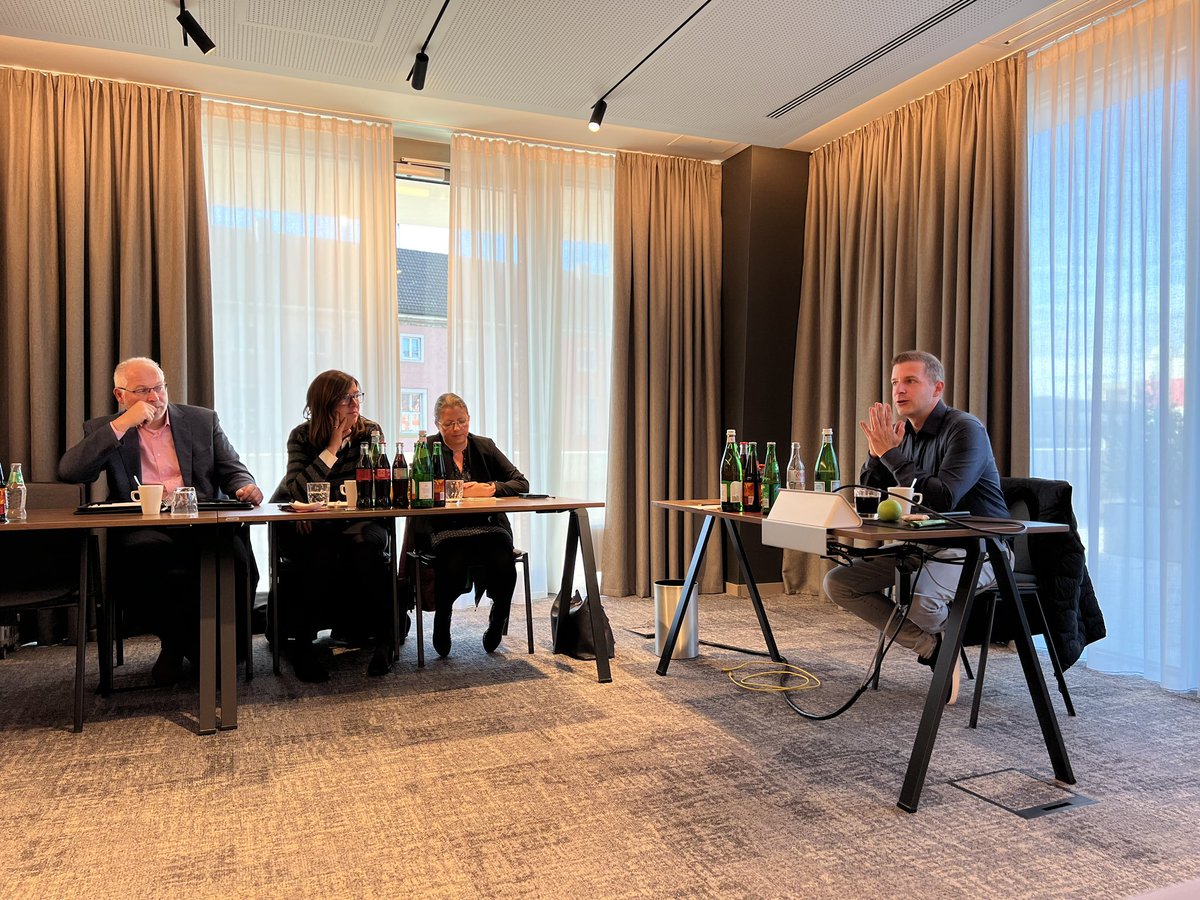 BDIU_inkasso_de's tweet photo. Bei unserem regionalen AK in #München referiert Pierre Holzwarth vom @dgvbde über die (schleppende) Digitalisierung der Justiz und die Zusammenarbeit zwischen Inkassounternehmen und Gerichtsvollziehern. Danke für den Austausch! #ERV #eJustice #Recht #FairesInkasso https://t.co/unHvTTqWss