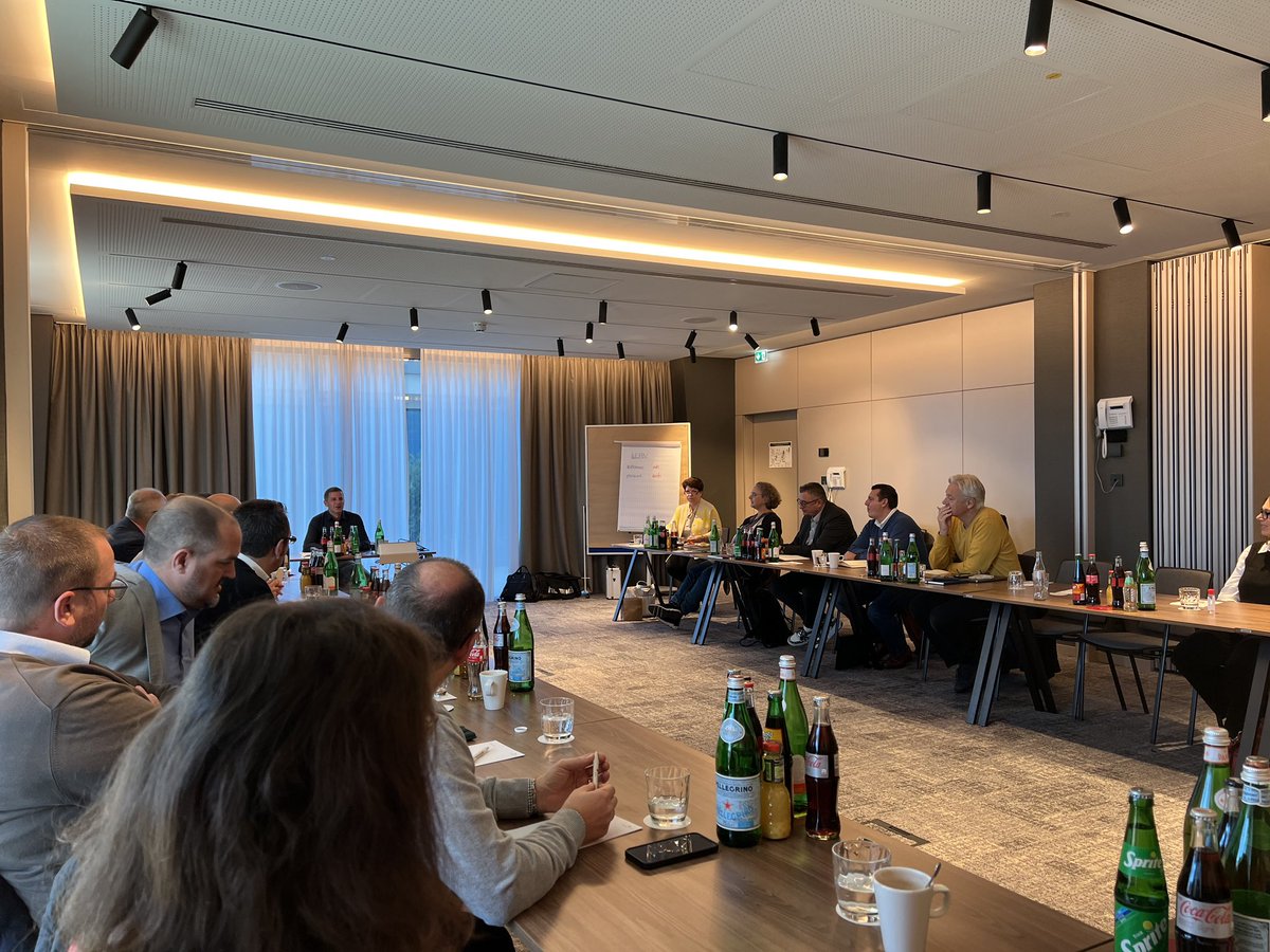 BDIU_inkasso_de's tweet photo. Bei unserem regionalen AK in #München referiert Pierre Holzwarth vom @dgvbde über die (schleppende) Digitalisierung der Justiz und die Zusammenarbeit zwischen Inkassounternehmen und Gerichtsvollziehern. Danke für den Austausch! #ERV #eJustice #Recht #FairesInkasso https://t.co/unHvTTqWss