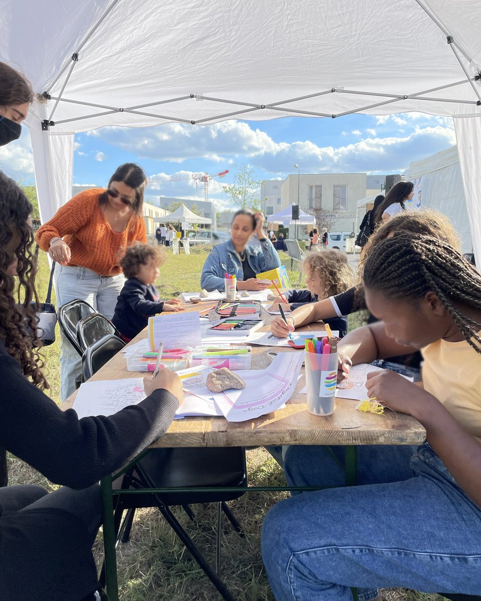 UNISPHERES's tweet photo. [RETOUR SUR LES DIGITAL DAY &amp; NIGHT / LORMONT] 😍
Pour la fête de quartier de La Ramade, vous avez répondu présents le 30 septembre pour participer à des ateliers culturels et numériques, stand de sensibilisation aux risques du numérique et performance interactive : merci 🙏 https://t.co/6aRzmmuLnX