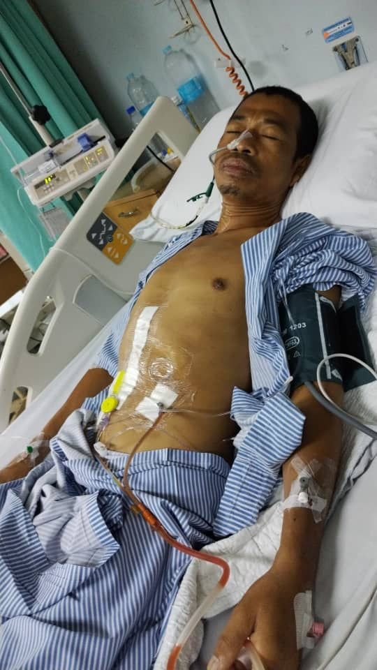 MarhaenMy's tweet photo. Umur 45 tahun, sakit kanser, pastu terpaksa jalan sorang2 ke hospital.

Sebab kos RM500 sekali pergi hospital (dari langkawi ke alor setar), dia dengan sakit2 terpaksa travel sorang2 naik feri apa semua. Ni bukan demam biasa wey, ni kanser😭

Ada benda yang lagi masuk habuk. https://t.co/kzVxYcKnZ8