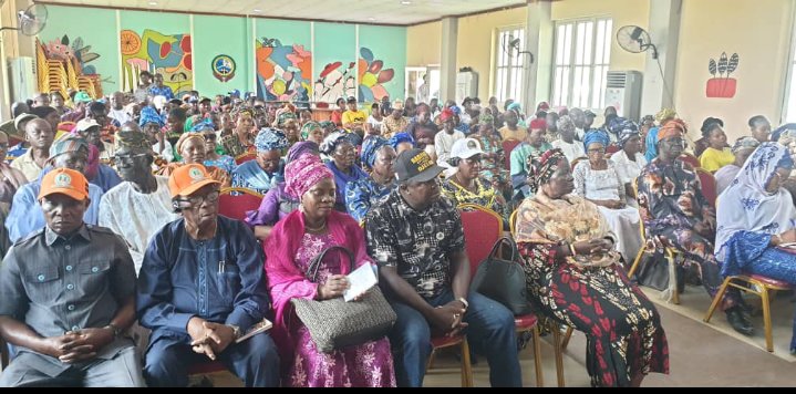 ToleranceNaija's tweet photo. Our ongoing town hall meeting in Amowu Odofin LGA Festac town Lagos.

Engaging stakeholders on the need to maintain peace before elections, peace during elections and peace after elections.
#CivicEngagmentGroup https://t.co/ufnGC3X79J