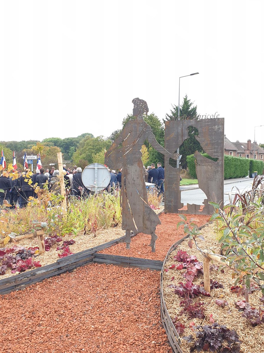 UniLaSalle_fr's tweet photo. En direct de l'#inauguration du rond point du Mérite agricole à l'entrée du campus #UniLaSalle de #Beauvais. L'occasion de fêter le 10è anniversaire de la création de l'association des membres de l'Ordre du Mérite agricole de l'Oise. #semeuse #allégorie #médaille
@FranckPia https://t.co/tCBLmEMudK