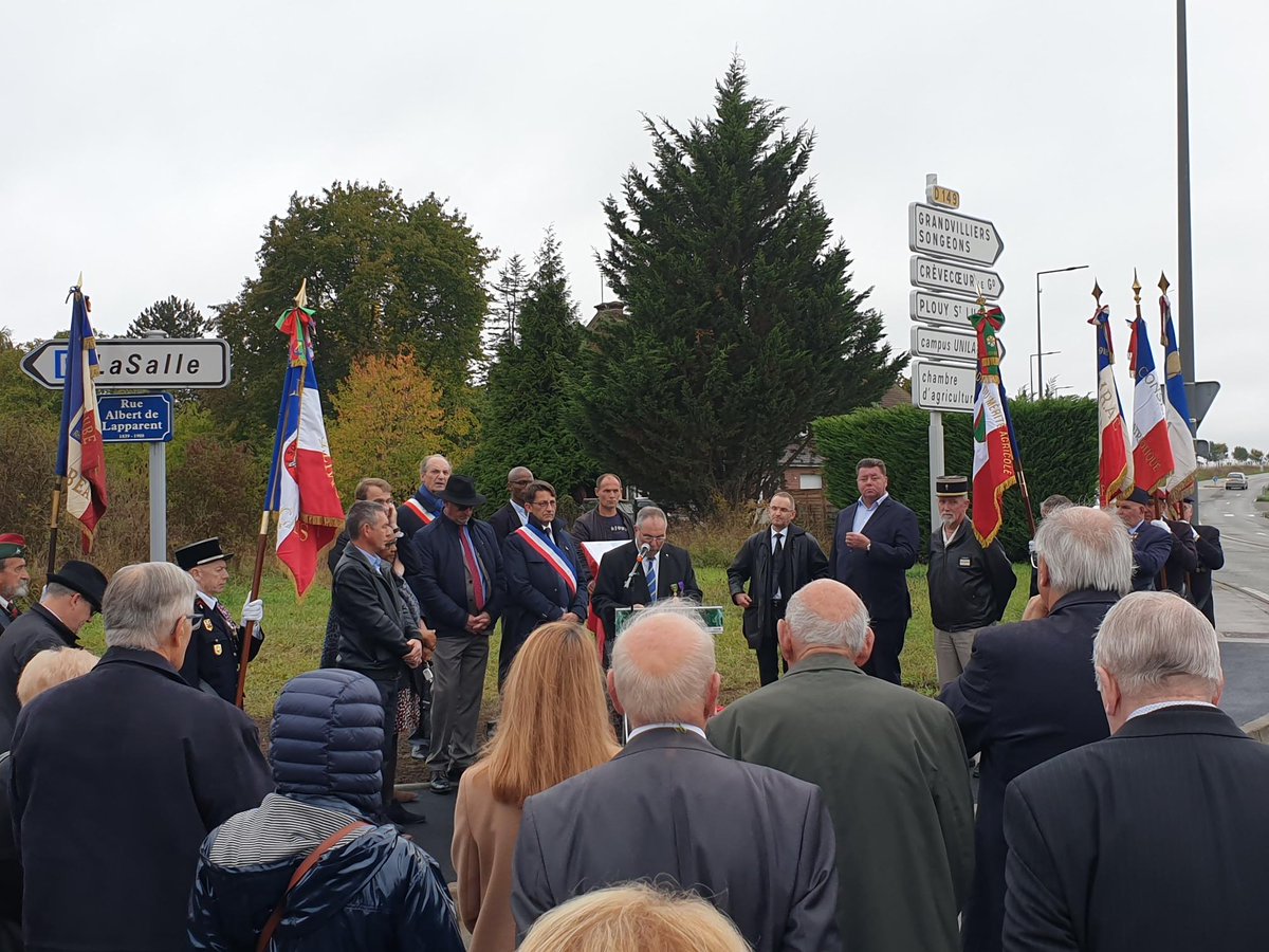 UniLaSalle_fr's tweet photo. En direct de l'#inauguration du rond point du Mérite agricole à l'entrée du campus #UniLaSalle de #Beauvais. L'occasion de fêter le 10è anniversaire de la création de l'association des membres de l'Ordre du Mérite agricole de l'Oise. #semeuse #allégorie #médaille
@FranckPia https://t.co/tCBLmEMudK