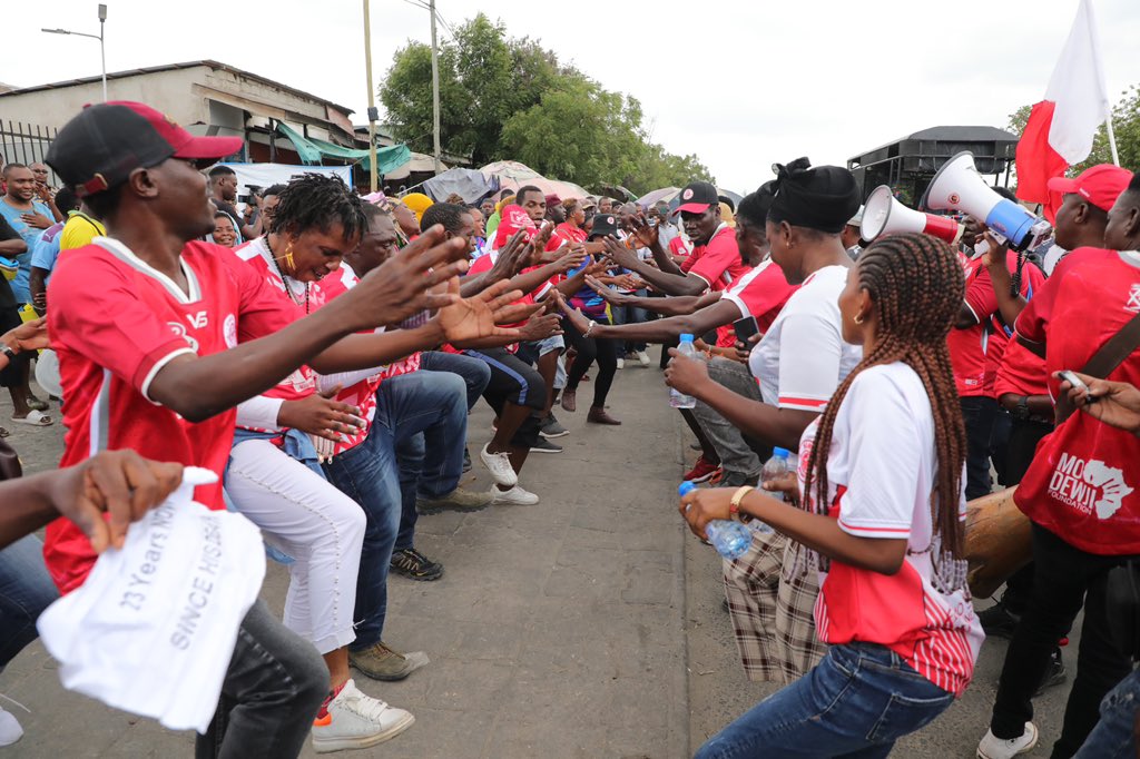 SimbaSCTanzania's tweet photo. Umekikumbuka kispika? 😃 Leo kimerudi mtaani na shughuli yetu imeanzia Buguruni Sokoni. #NguvuMoja https://t.co/Tdx6SvnkVh
