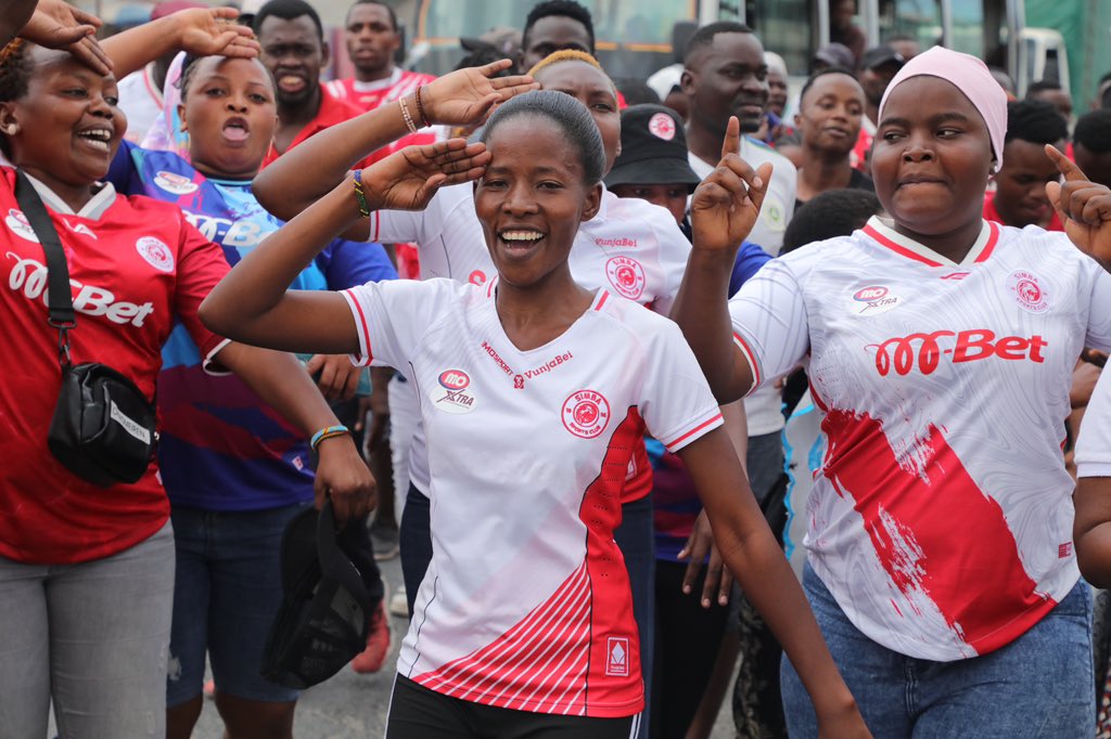 SimbaSCTanzania's tweet photo. Umekikumbuka kispika? 😃 Leo kimerudi mtaani na shughuli yetu imeanzia Buguruni Sokoni. #NguvuMoja https://t.co/Tdx6SvnkVh