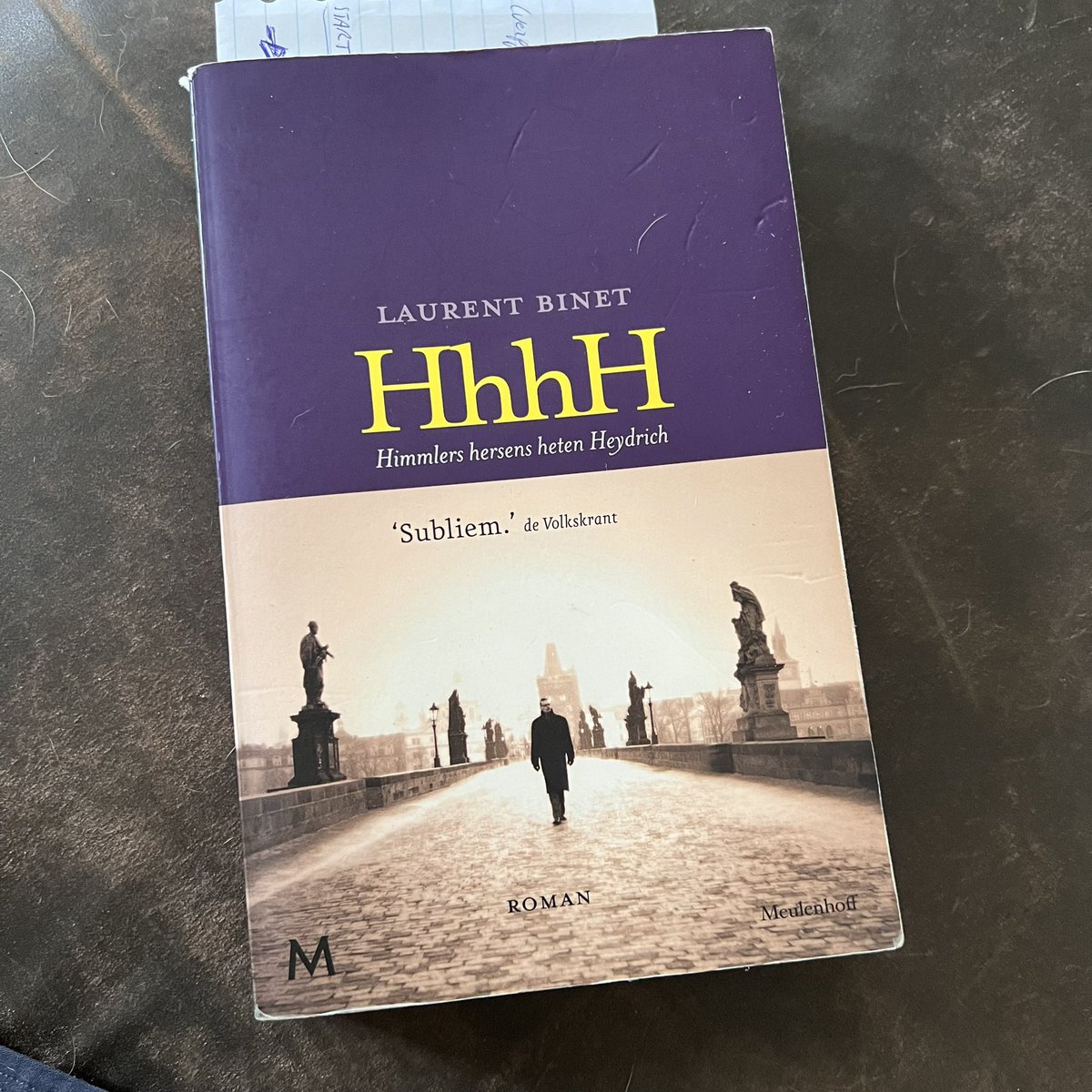 Ik lees het sublieme HhhH en bedenk hoe huiveringwekkend actueel het #boek is. #LaurentBinet