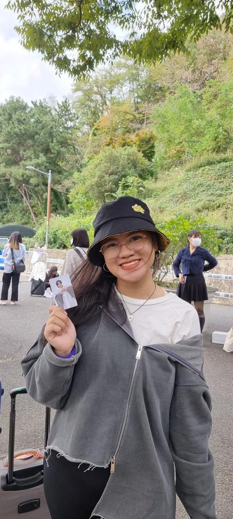 thepurplebeat's tweet photo. #YetToCome_on_Weverse

i went to asiad today for the album lucky draws 
i can't believe i pulled my bias 😭😭

p.s. the queue is unbelieveably short today.. i can do another pasabuy (pc only) if queue tomorrow is not bad 🙈 https://t.co/nnrBxwwgnB
