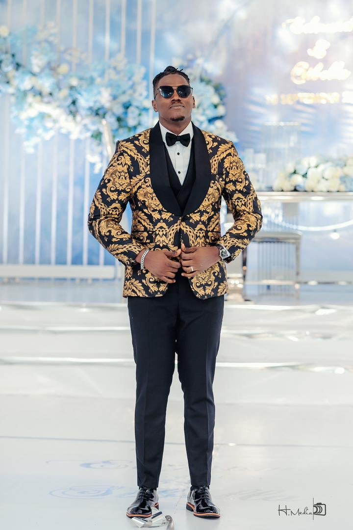 Abashwekyi's tweet photo. Wearing a perfectly-tailored suit when you have a beautiful woman by your side is every man’s dream. 
Get a perfect tailored suit from @CreativeHub_Ug to suit your occasion and claim the success and elegance. Blessed Weekend FAM!! https://t.co/hKuqQTp4Oa
