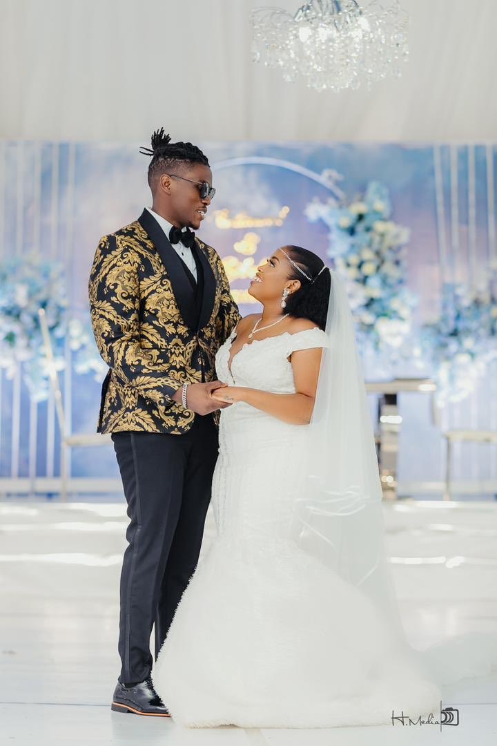 Abashwekyi's tweet photo. Wearing a perfectly-tailored suit when you have a beautiful woman by your side is every man’s dream. 
Get a perfect tailored suit from @CreativeHub_Ug to suit your occasion and claim the success and elegance. Blessed Weekend FAM!! https://t.co/hKuqQTp4Oa