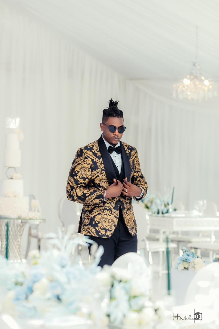 Abashwekyi's tweet photo. Wearing a perfectly-tailored suit when you have a beautiful woman by your side is every man’s dream. 
Get a perfect tailored suit from @CreativeHub_Ug to suit your occasion and claim the success and elegance. Blessed Weekend FAM!! https://t.co/hKuqQTp4Oa
