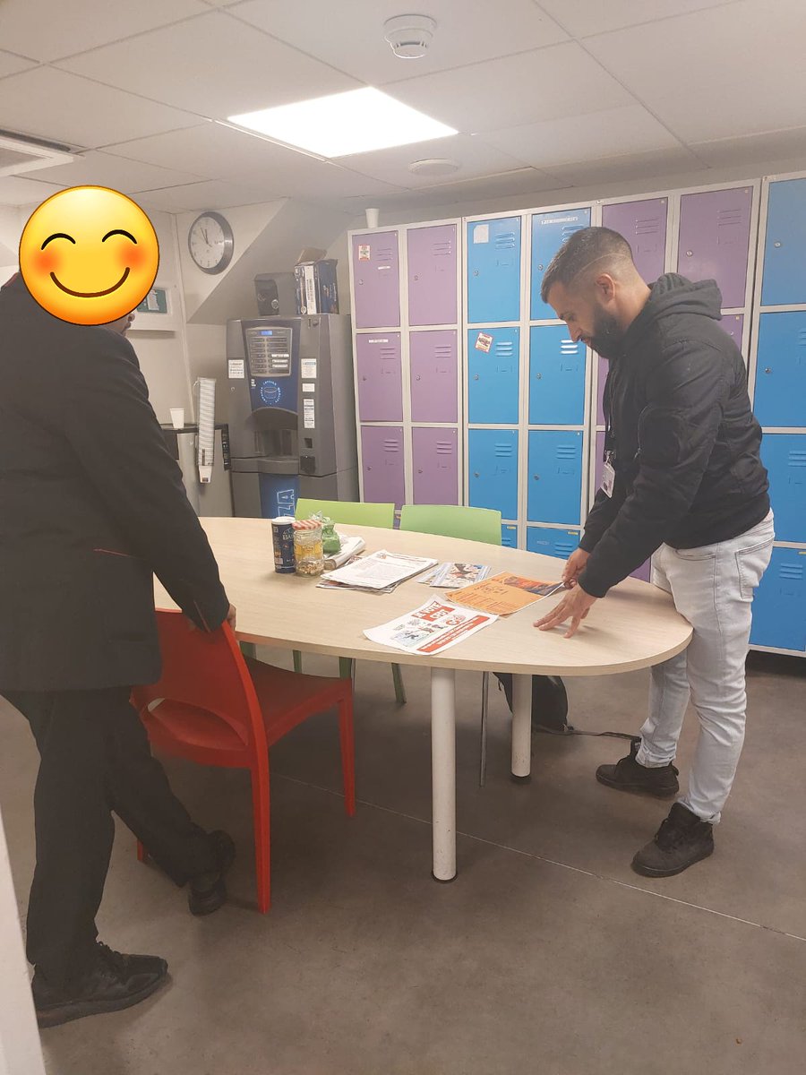 CFDTCheminotIDF's tweet photo. [TOURNÉES]
En direct de Paris Nord, les équipes syndicales @CFDTCheminotIDF @cfdtcheminots Jahid &amp; Raja rencontrent les équipes commerciales TN,Voyages,Suge, COTH #ESTPN pour parler :
- Élections professionnelles 2022
#JevoteCFDT
On est là 👊🏾 https://t.co/kjlO3E407r