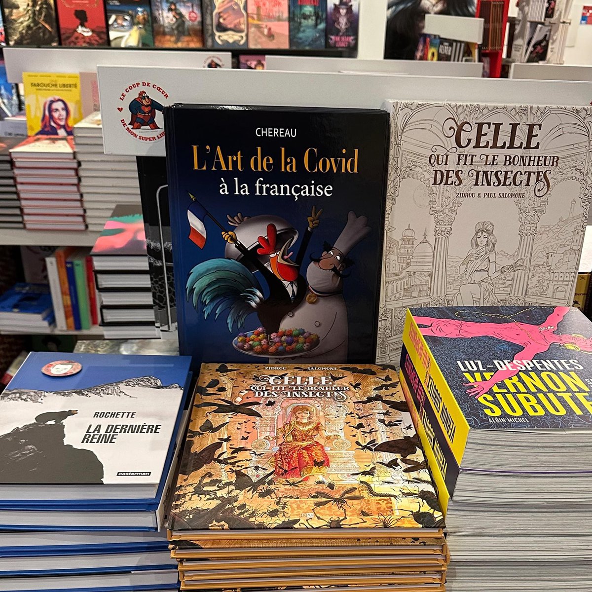 Antoine Chereau Cartoonist (@jokesmanager) on Twitter photo Première librairie qui a mis l'album en vente ! <a href="/planeteDessin/">La planète Dessin</a>
17 rue Littré, 75006 Paris ! J'y serai en signature le 5 novembre 2022 à partir de 15h.
Sinon, tous les albums sont commandables(y compris le dernier) sur mon site : antoinechereau.fr/categorie-prod… #bd #humour Première librairie qui a mis l'album en vente ! <a href="/planeteDessin/">La planète Dessin</a>
17 rue Littré, 75006 Paris ! J'y serai en signature le 5 novembre 2022 à partir de 15h.
Sinon, tous les albums sont commandables(y compris le dernier) sur mon site : antoinechereau.fr/categorie-prod… #bd #humour