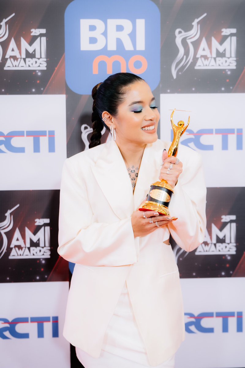 Selamat untuk <a href="/AbigailCantika/">Cantika Abigail</a> atas penghargaan Artis Solo Pria/Wanita Soul/R&amp;B Terbaik untuk lagu Ace of Hearts pada AMI Awards 2022! 🙌🏻❣️