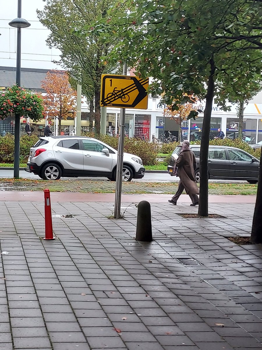 DopJan's tweet photo. @GemeenteDelft zijn jullie van het padje af met de alternatieve fiets/brom route als gevolg van de renovatie van de Delfland rotonde, uit dit appartementen complex komen bejaarde met rotator en kleine kinderen, levens gevaarlijke situatie met al de bezorg gekkies etc https://t.co/F7Wb8wZ3km