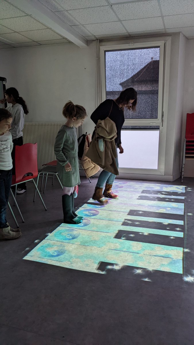 UNISPHERES's tweet photo. [NUIT DES BIBLIOTHEQUES]✨
Pour la Nuit des Bibliothèques le 1er octobre, Unisphères a proposé des ateliers culturels et numériques et des jeux interactifs à Eysines, ainsi qu'une performance interactive à Artigues-près-Bordeaux. Merci pour votre accueil et votre participation 🥰 https://t.co/LeKNmnwW37