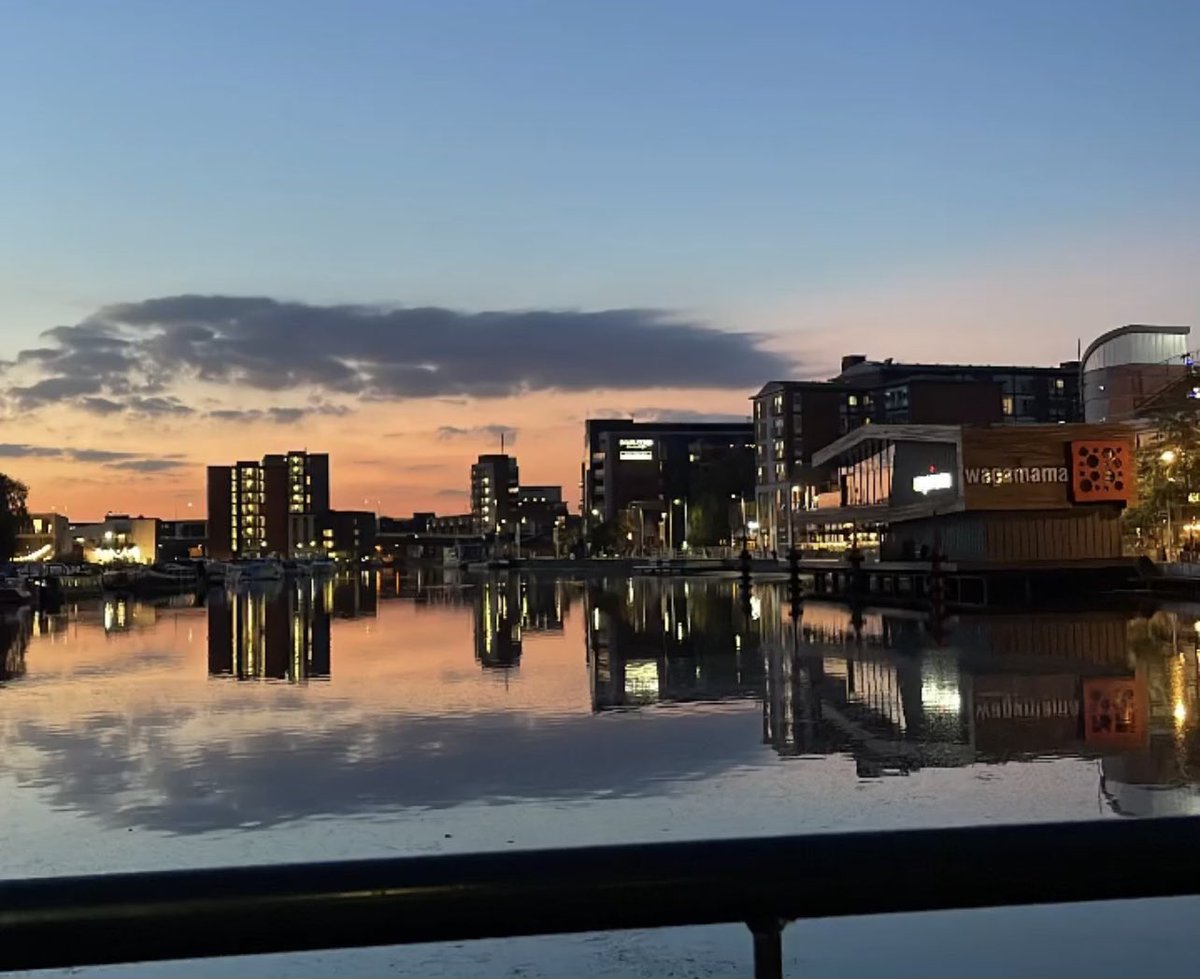 Angewaters27's tweet photo. My daughter took this picture last night in Lincoln. I think itβs a stunning picture. π
#sunset #Lincoln #Brayfordpool #waterfront https://t.co/woz3MPnNCD