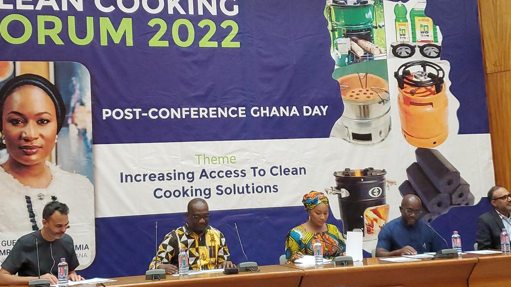 CREK_KsTU's tweet photo. @KsTU_Live @Voice_of_KsTU the head of @CREK_KsTU makes a presentation on the synthesis of new perspectives, opportunities and initiatives relevant to Ghana at #cleancooking forum https://t.co/qUkeK7FG7a