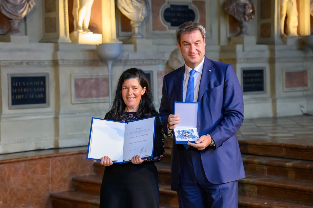 Wir gratulieren Prof. Dr. Elisabeth André zum Bayerischen Verdienstorden. Die Informatik-Professorin und Leibniz-Preisträgerin wurde bereits  2019 von der Gesellschaft für Informatik zu einem der zehn prägenden Köpfe der deutschen KI-Geschichte gekürt.