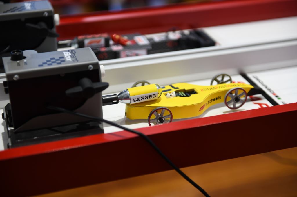 STEMRacingGR's tweet photo. Ορισμένες ωραίες στιγμές από τους αγώνες ταχύτητας πίστας που έγιναν στις Σέρρες στο πλαίσιο της Τελικής Φάσης του 11ου Πανελλήνιου Διαγωνισμού F1 in Schools 2022 (για Δημοτικά, Γυμνάσια και Λύκεια).
#f1inschools #f1inschoolsgreece #STEM #SNFoundation #SNForg @SNForg https://t.co/ITkg0Jb6cN