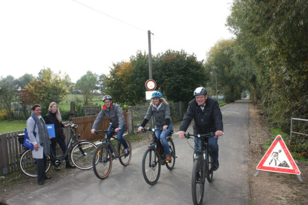 Radweg R 12: Anschlussverbindung nach Gudensberg und Maden neu ausgebaut
Ortsvorsteher Stefan Kattner, Bürgermeisterin Sina Best und Landrat Winfried Becker (auf den Rädern v.l.) probieren den neuen Radweg aus.... 
 #BürgermeisterinSinaBest #Gudensberg

seknews.de/2022/10/14/rad…