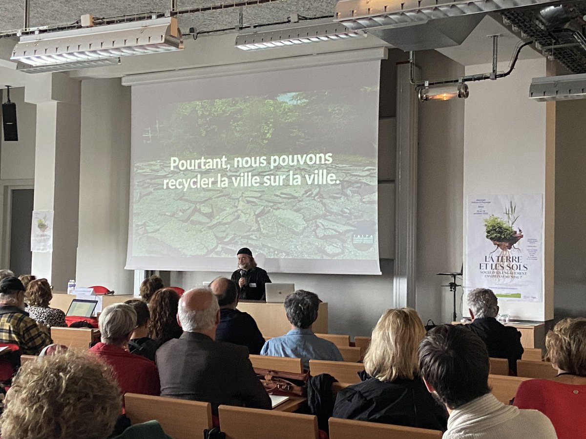 caueloiretcher's tweet photo. Arnauld Delacroix à la biennale Naure et Paysage à #Blois #recyclerlaville sur la ville #biodiversite #paysagiste #environnement #lavileautrement https://t.co/bbIQN4Fpyr