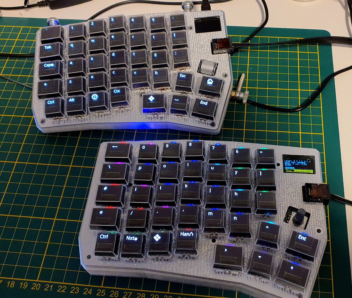 thpoll2's tweet photo. Connected the two halfs, the lower one emulates the right side~ #PolyKeyboard #MechanicalKeyboard #OLED #QMK https://t.co/j58vLR39O7
