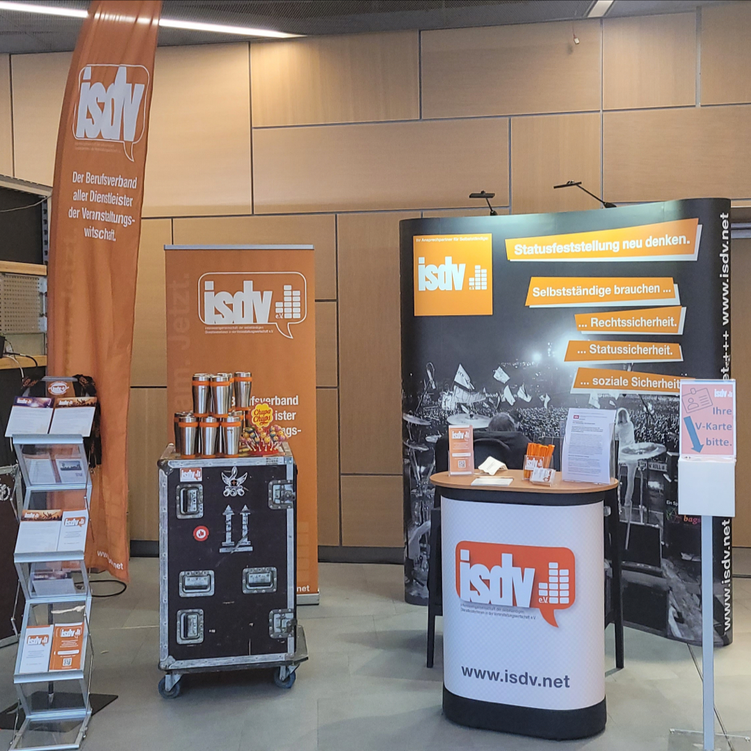 ISDV_info's tweet photo. isdv vor Ort:
Heute beginnt in Bonn der dreitägige Bundesparteitag von Bündnis90/Die Grünen.
Wir sind dabei und arbeiten für die Selbständigen und die Veranstaltungswirtschaft. 

Los geht's!

#wirGemeinsamJetzt #isdv #selbstaendig #bagsv https://t.co/QnBlaK4GRV