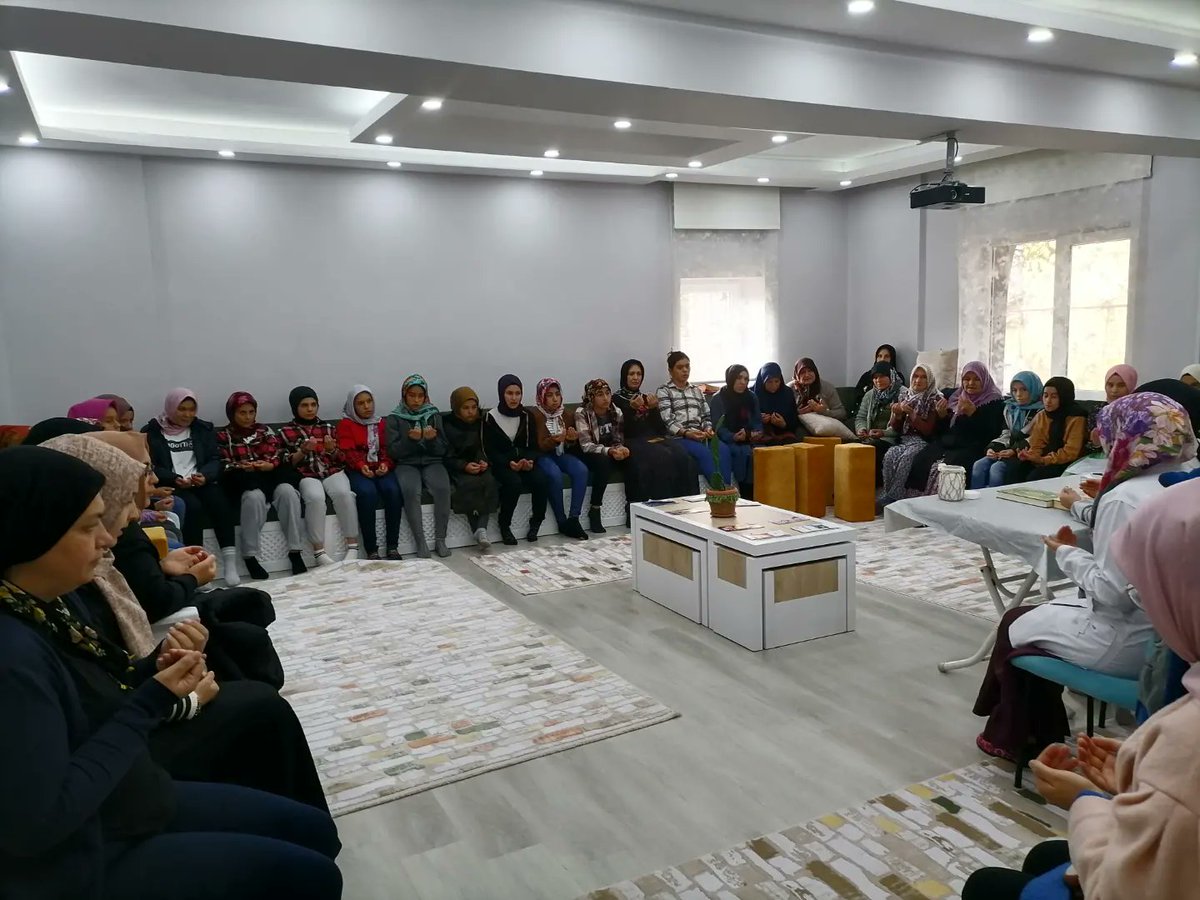 BayatEvi's tweet photo. Bayat Kadın Kültür Evimizde bugün İmamhatip Ortaokulu öğrencileri, öğretmenleri ve katılımcılarımızla beraber Cuma Sohbeti yaptık🌹 @kubrayigitbasi @AfyonValiligi @Bayat03780 @BayatBelediyesi @Bayatmuftulugu @afyonkulturevi https://t.co/m3xYselsHV