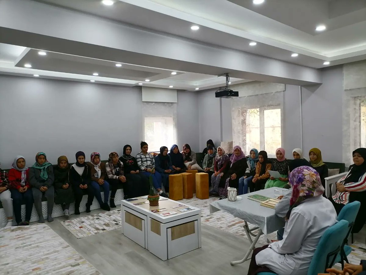 BayatEvi's tweet photo. Bayat Kadın Kültür Evimizde bugün İmamhatip Ortaokulu öğrencileri, öğretmenleri ve katılımcılarımızla beraber Cuma Sohbeti yaptık🌹 @kubrayigitbasi @AfyonValiligi @Bayat03780 @BayatBelediyesi @Bayatmuftulugu @afyonkulturevi https://t.co/m3xYselsHV
