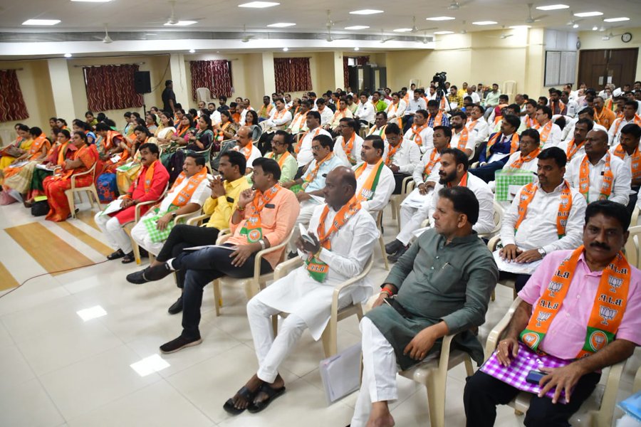 BJP4OBCMorcha's tweet photo. भाजपा ओबीसी मोर्चा के राष्ट्रीय अध्यक्ष श्री @drlaxmanbjp जी ने भाजपा ओबीसी मोर्चा महाराष्ट्र प्रदेश की प्रदेश कार्यकारिणी बैठक को संबोधित किया। https://t.co/ilPa9lRZFW