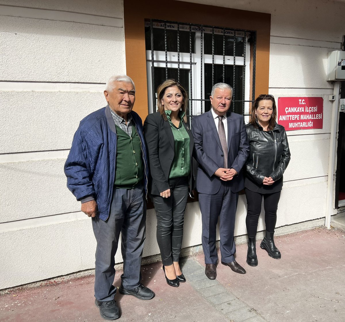 DEVLET MİLLET KAYNAŞMASINA  DEVAM EDİYORUZ                                            Bugün Anıttepe Mahale Muhtarımız Oya Yakut’u ve mahalle sakinlerimizi ziyaret ederek sorunlarını dinleyip sohbet ettik. Yine hız devlet millet kaynaşmasının güzel bir örneğini vermeye çalıştık.