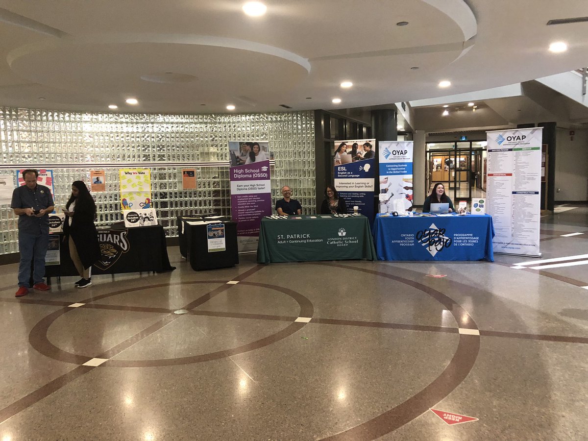 gordonldcsb's tweet photo. Happy to be part of the community partners at JPII parent/teacher conference night. https://t.co/zqyyllMXWx