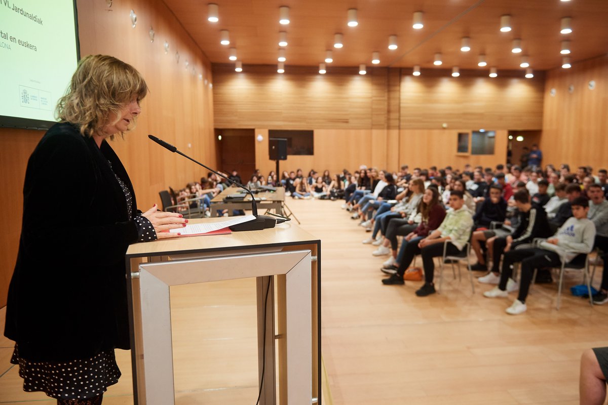 noticiasgob_na's tweet photo. Ollo kontseilariak IKTak eta kultura digitala euskaraz sustatzeko programa babestu du 

➡ Euskarabideak sustatutako ‘Sarean Euskaraz’ ekimenaren bigarren jardunaldian parte hartu duten 442 gazte jaso ditu Baluarten

@euskarabidea_na
@SEuskaraz

🔗 Info: https://t.co/aZZ80ONuZG https://t.co/IdEw4xKmb2