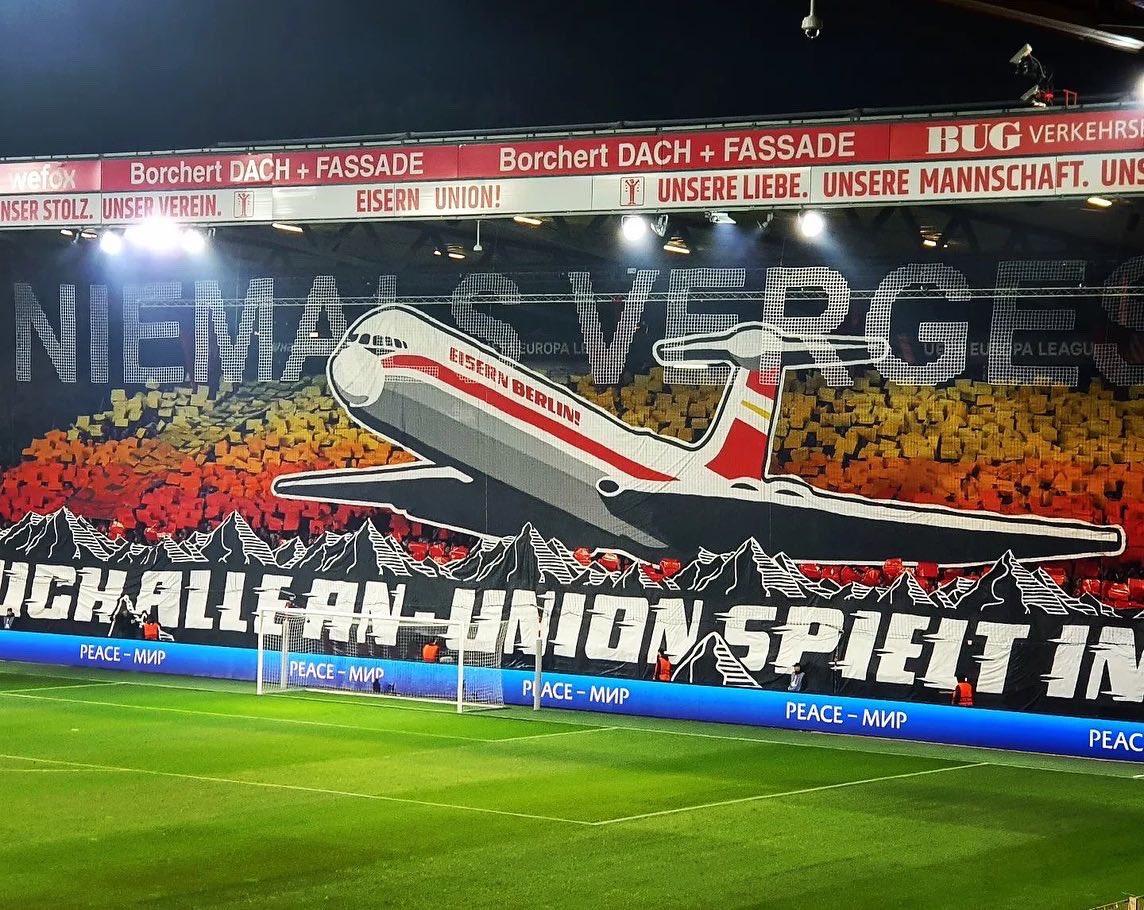 kurvenhelden's tweet photo. #FCUMFF 🔴⚪️ #Choreo und Spruchbänder bei #UnionBerlin gegen #MalmøFF - „Schnallt euch alle an - Union spielt international“ // Soli-Tapeten Richtung #ChemieLeipzig und #FCKöln // Tapete nach 🇭🇺 #Orban-Besuch bei #FCU-Profi. #FCUnion 📸 @superhosch0815 // @brandwacheaf https://t.co/JgUXGsHEVI