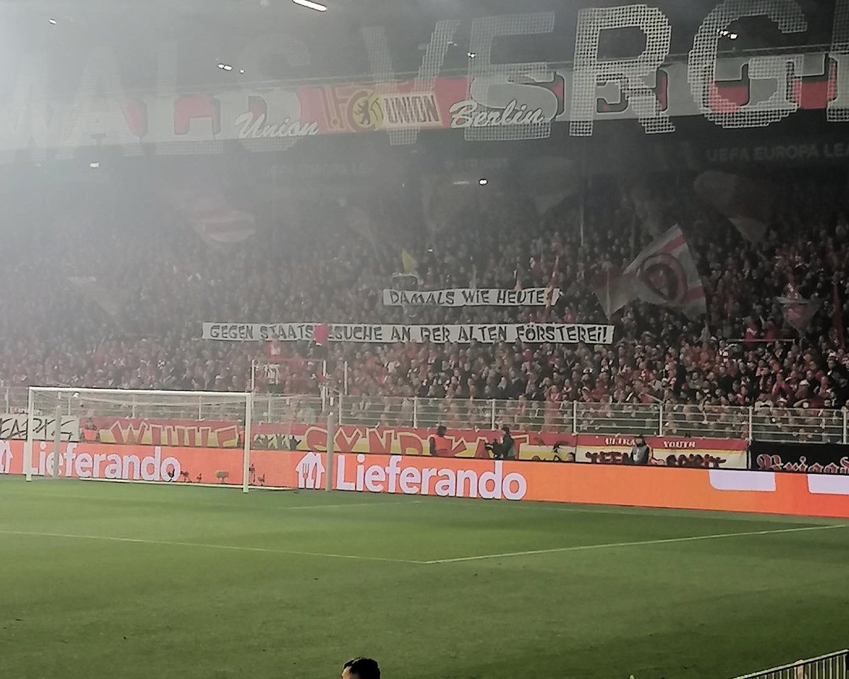 kurvenhelden's tweet photo. #FCUMFF 🔴⚪️ #Choreo und Spruchbänder bei #UnionBerlin gegen #MalmøFF - „Schnallt euch alle an - Union spielt international“ // Soli-Tapeten Richtung #ChemieLeipzig und #FCKöln // Tapete nach 🇭🇺 #Orban-Besuch bei #FCU-Profi. #FCUnion 📸 @superhosch0815 // @brandwacheaf https://t.co/JgUXGsHEVI