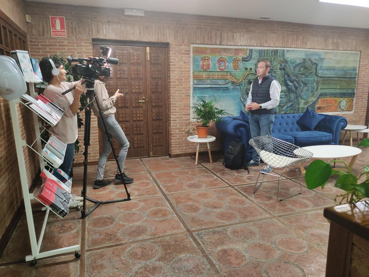 Coaatz's tweet photo. Hoy en el COAATZ: @aragontv para hablar sobre calefacción, rehabilitación y eficiencia energética.

👉El Colegio de #ArquitectosTécnicos de Zaragoza ha sido designado por el @GobAragon como Oficina de la Rehabilitación encargada de asesorar y gestionar Ayudas a la Rehabilitación. https://t.co/ZBo8Jv3Ik2