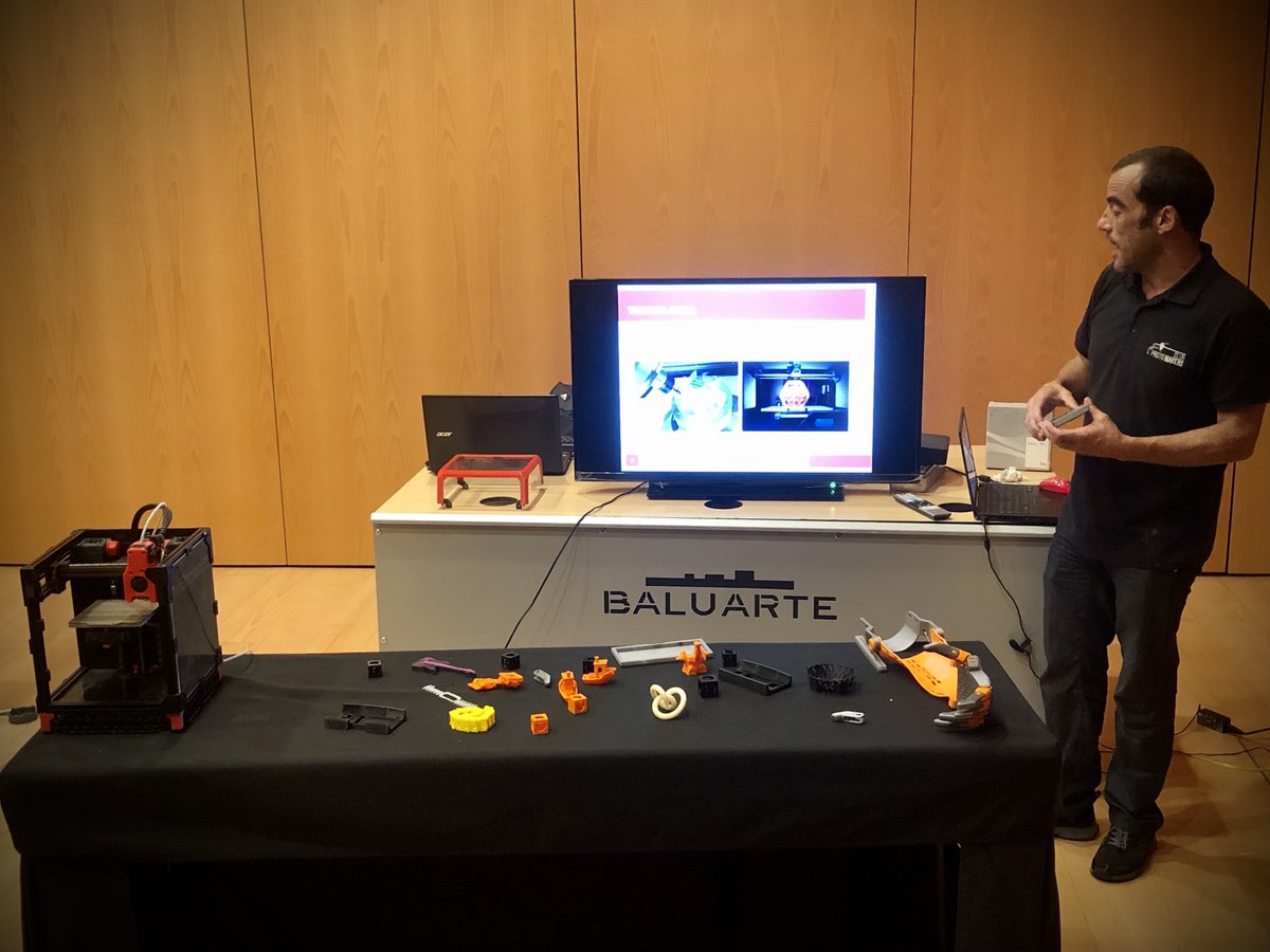 SEuskaraz's tweet photo. Nola funtzionatzen dute 3D inprimagailuek eta nola hobetu dezakete gure bizitza? @protomakersclub -eko lagunek dute erantzuna! #sareaneuskaraz Kultura Digitalaren VI. Jardunaldiak @euskarabidea_na 
#gazteak #euskara #kulturadigitala #ikt https://t.co/l3puVgbuWo