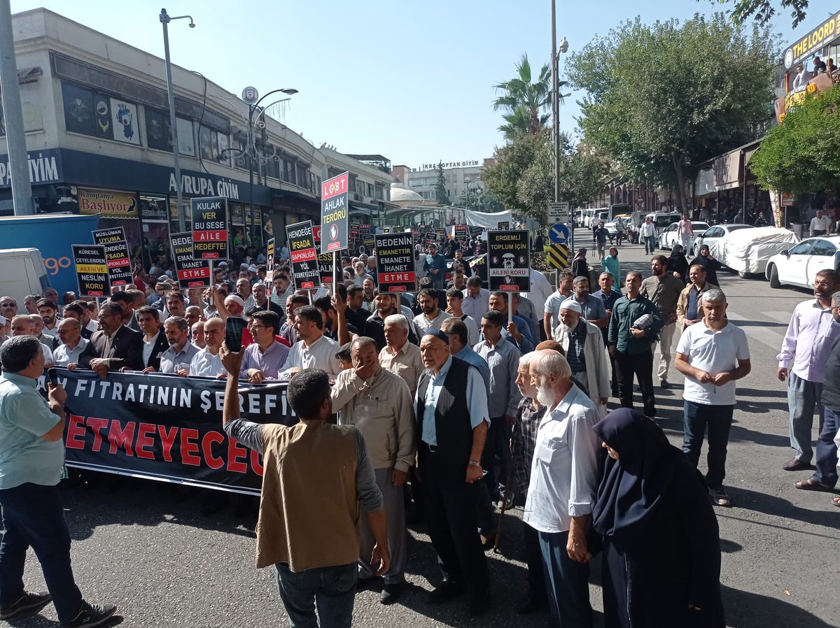 "Son kale aile" dergahta yapılan basın açıklamasına katıldık.Destek verenlerden Rabbim razı olsun.<a href="/_aliyalcin_/">Ali YALÇIN</a> <a href="/valisalihayhan/">Salih AYHAN</a>