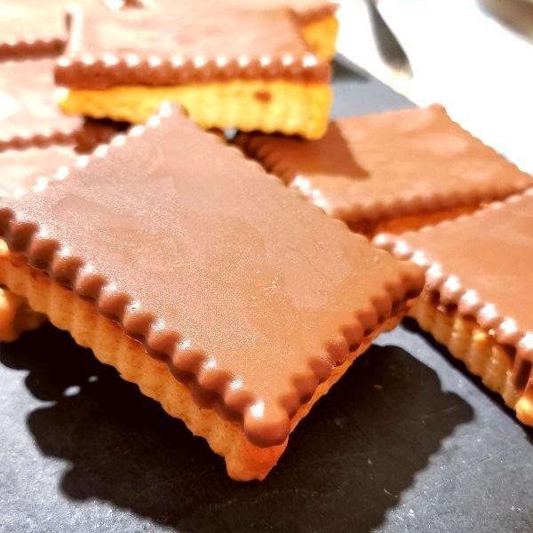 indomel79's tweet photo. Bonjour.
C'est l'heure du goûter ! 🍪
Épater vos enfants avec les petits écoliers fait maison.
Une recette simple et efficace. 😜
Avec le nouveau venu dans le catalogue, le moule 12 biscuits. 👍
Profitez... #guydemarle https://t.co/Noz6NcEMhr https://t.co/9z0VP2KTKy