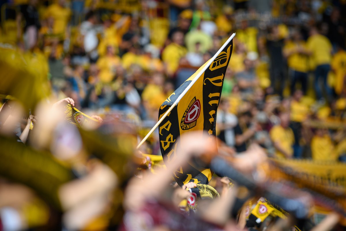 DynamoDresden's tweet photo. Am Samstag steht das Gastspiel bei @rot_weiss_essen auf dem Programm. ⚽ Alles Wissenswerte für Fans gibt es nun wie gewohnt kompakt zusammengefasst in der #Faninfo. 👉🏼 https://t.co/TArFAbVo76 #RWESGD #sgd1953 https://t.co/XVZMDSxBbM