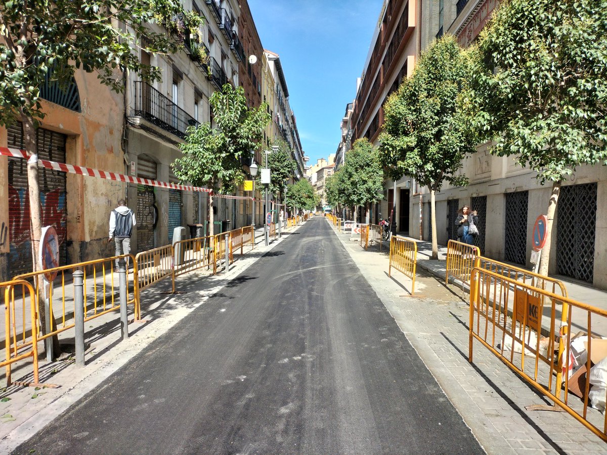locodelpelorojo's tweet photo. El asfalto es el peor material para el calor: absorbe calor durante el día y lo expulsa durante la noche, produciendo efecto isla de calor. El Ayuntamiento de @MADRID no entiende que Madrid cada vez va a ser más calurosa con el cambio climático y cambia adoquines por asfalto https://t.co/9g2SgMcFFk