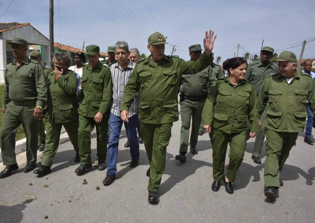 Buenos días #Cuba 🇨🇺 El uniforme que significa que estamos en campaña. Que recuerda que es tiempo de trabajo y de sumarse a la esperanza. <a href="/DiazCanelB/">Miguel Díaz-Canel Bermúdez</a>