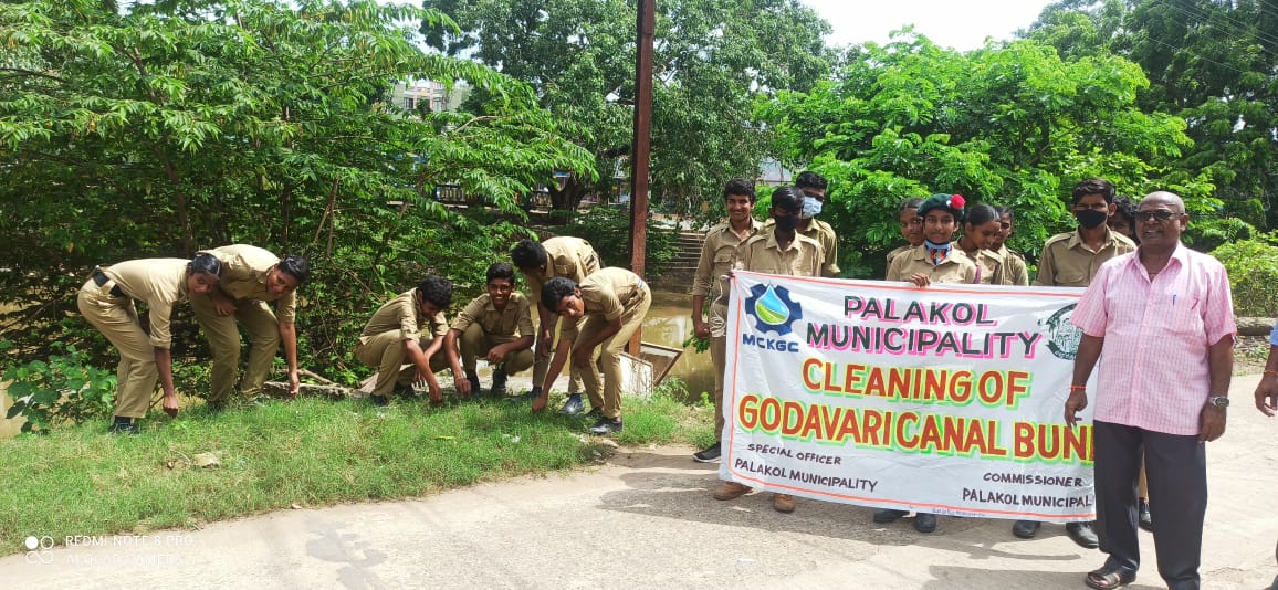 MCKGCAP's tweet photo. ఈ కాలువలు మన ఆరోగ్యం ఆహ్లాదం కోసమే:
కాలువల పరిరక్షణకు, పరిశుభ్రతకు నడుం బిగించిన పాలకొల్లు కళాశాల విద్యార్థులు. ఈ పవిత్ర కార్యక్రమంలో మీకూ అవకాశం/ భాగస్వామ్యం ఉంది. ఆసకి ఉన్న వారు మీ మ్యూనిసి6 కమీషనర్ లేదా ఇక్కడ సంప్రదించవచ్చు.
#CleanCanals #Mckgc #Students #NCC #NSS https://t.co/fJOUx4gGAD