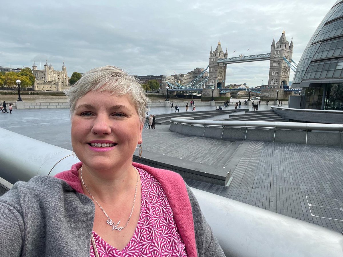 dunnvirtually's tweet image. Hanging out waiting for #digitalwomenawards22 to start! Special mention to The Funky Hen for the dress and @BupaUK for the footwear 🤣