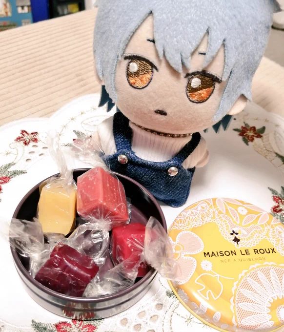 ねぬ「どれに～しようか～～」(貰ったお菓子を入れたり戻したりしている)#金曜ぬいNight 